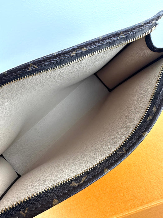 Louis Vuitton Toiletry 26