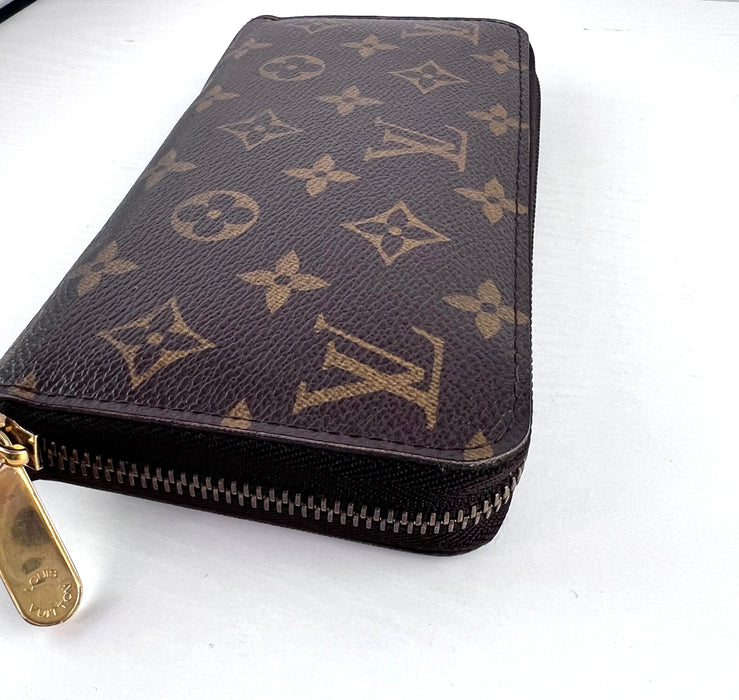 Louis Vuitton Zippy Wallet in Brown