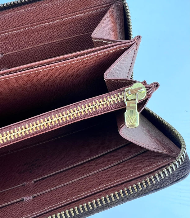 Louis Vuitton Zippy Wallet in Brown