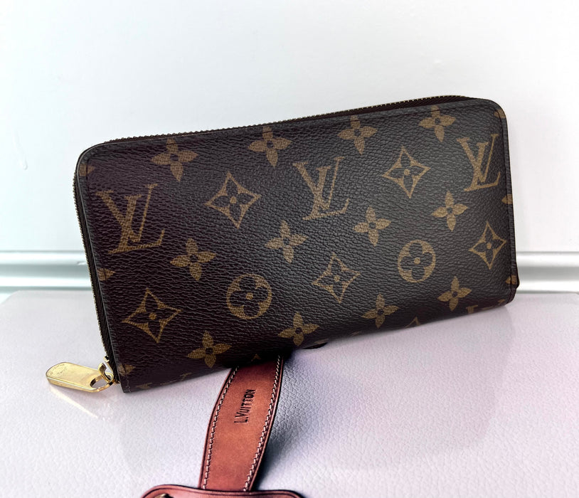 Louis Vuitton Zippy Wallet in Brown