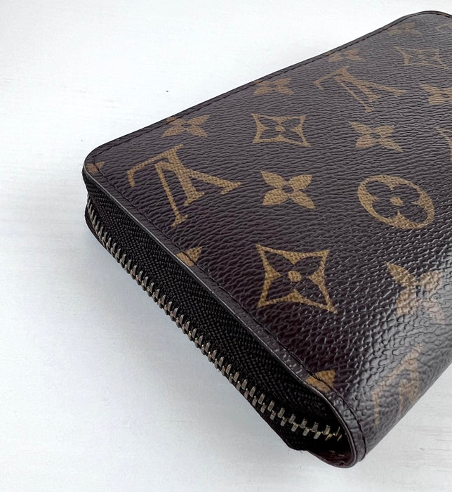 Louis Vuitton Zippy Wallet in Brown