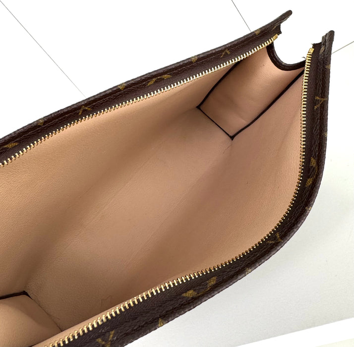 Louis Vuitton Toiletry 26