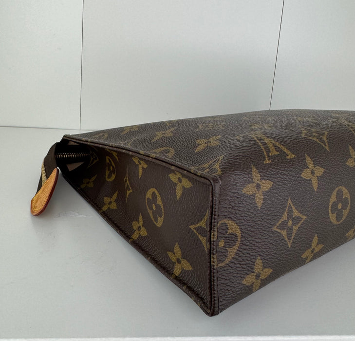 Louis Vuitton Toiletry 26