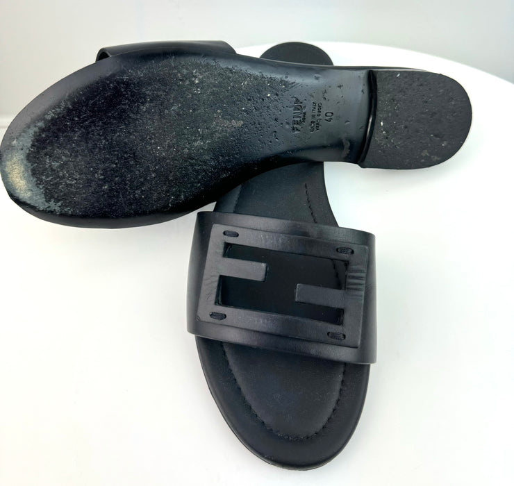 Fendi Ff Cutout Flat Leather Sandals In Nero