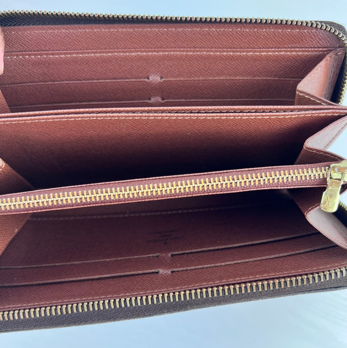 Louis Vuitton Zippy Wallet in Brown
