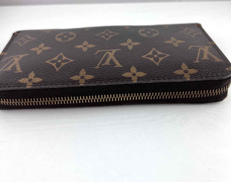 Louis Vuitton Zippy Wallet in Brown