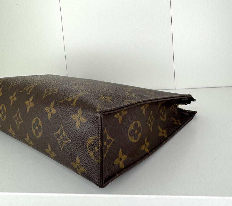 Louis Vuitton Toiletry 26
