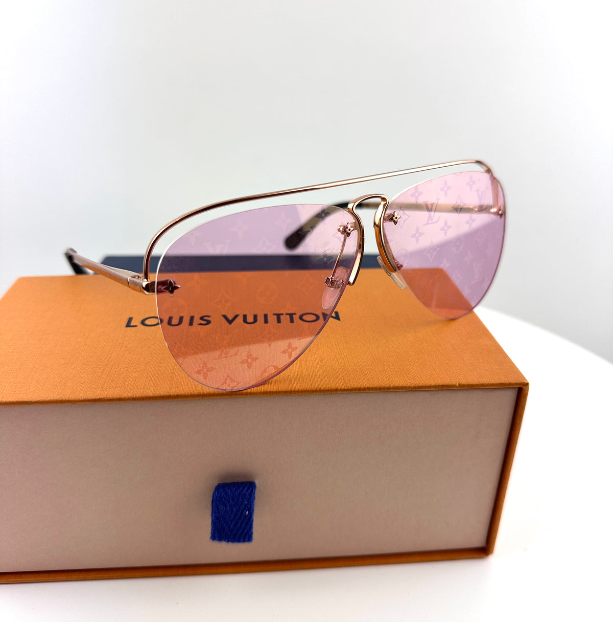 Authentic Louis Vuitton Pink Retro Sunglasses Louis Vuitton Pink/Gold Z1174W LV Pilot Light Sunglasses  main image 4