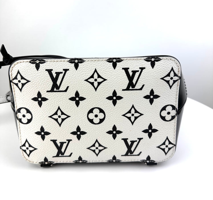 Louis Vuitton hot springs backpack black and white