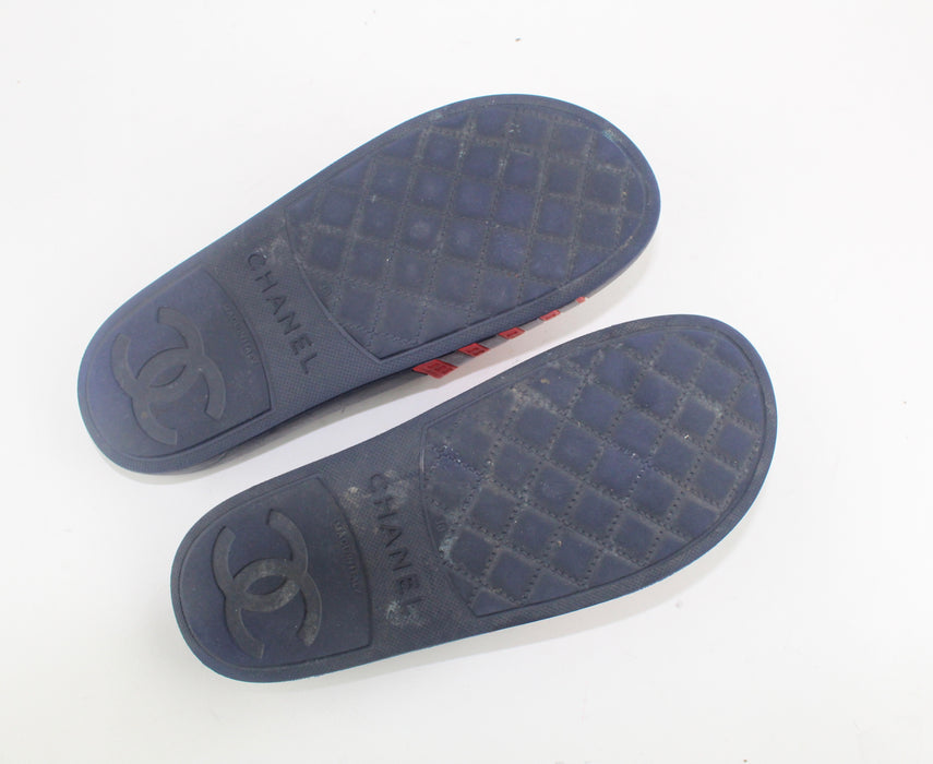 CHANEL RUBBER CC FLAT SLIDE SANDALS | LuxurySnob Genuine Pre Owned ...