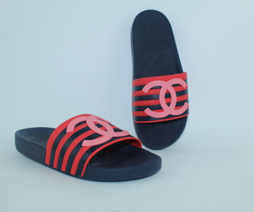CHANEL RUBBER CC FLAT SLIDE SANDALS | LuxurySnob Genuine Pre Owned ...