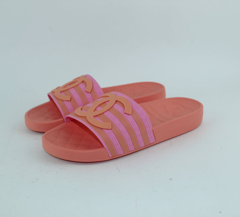 CHANEL RUBBER CC FLAT SLIDE SANDALS | LuxurySnob Genuine Pre Owned ...