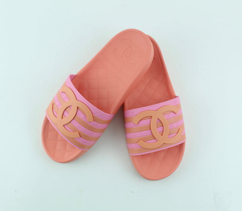 CHANEL RUBBER CC FLAT SLIDE SANDALS | LuxurySnob Genuine Pre Owned ...
