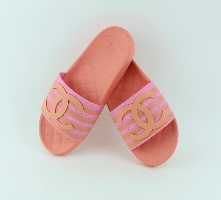 CHANEL RUBBER CC FLAT SLIDE SANDALS | LuxurySnob Genuine Pre Owned ...