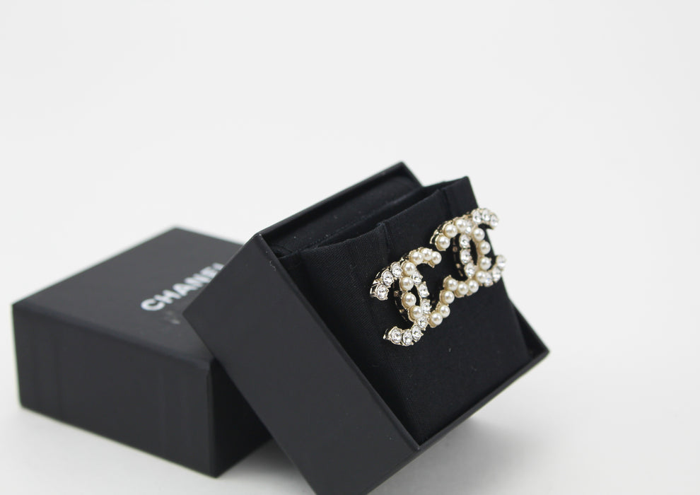 Chanel CC Studded pearl earrings