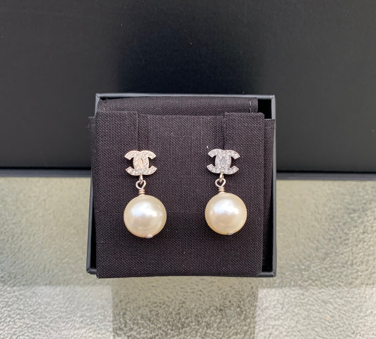 CHANEL SILVER AND PEARLY WHITE EARRINGS