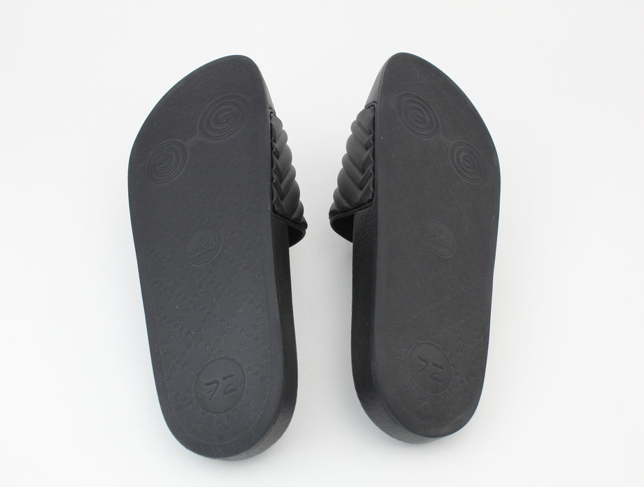 Gucci Men Matelasse Slides